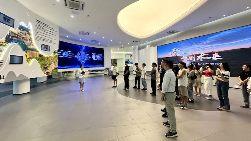 圖1-香港青年在三亞市人才館參觀、學(xué)習(xí).jpg