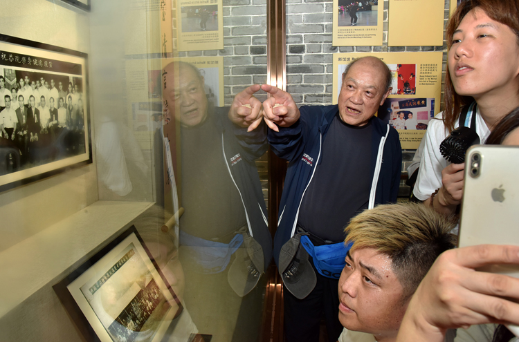 4 李燦窩向門(mén)人講解舊照片.JPG