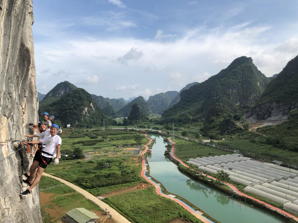 4.馬山縣三甲攀巖小鎮(zhèn)飛拉達（馬山縣委宣傳部供圖）.jpg