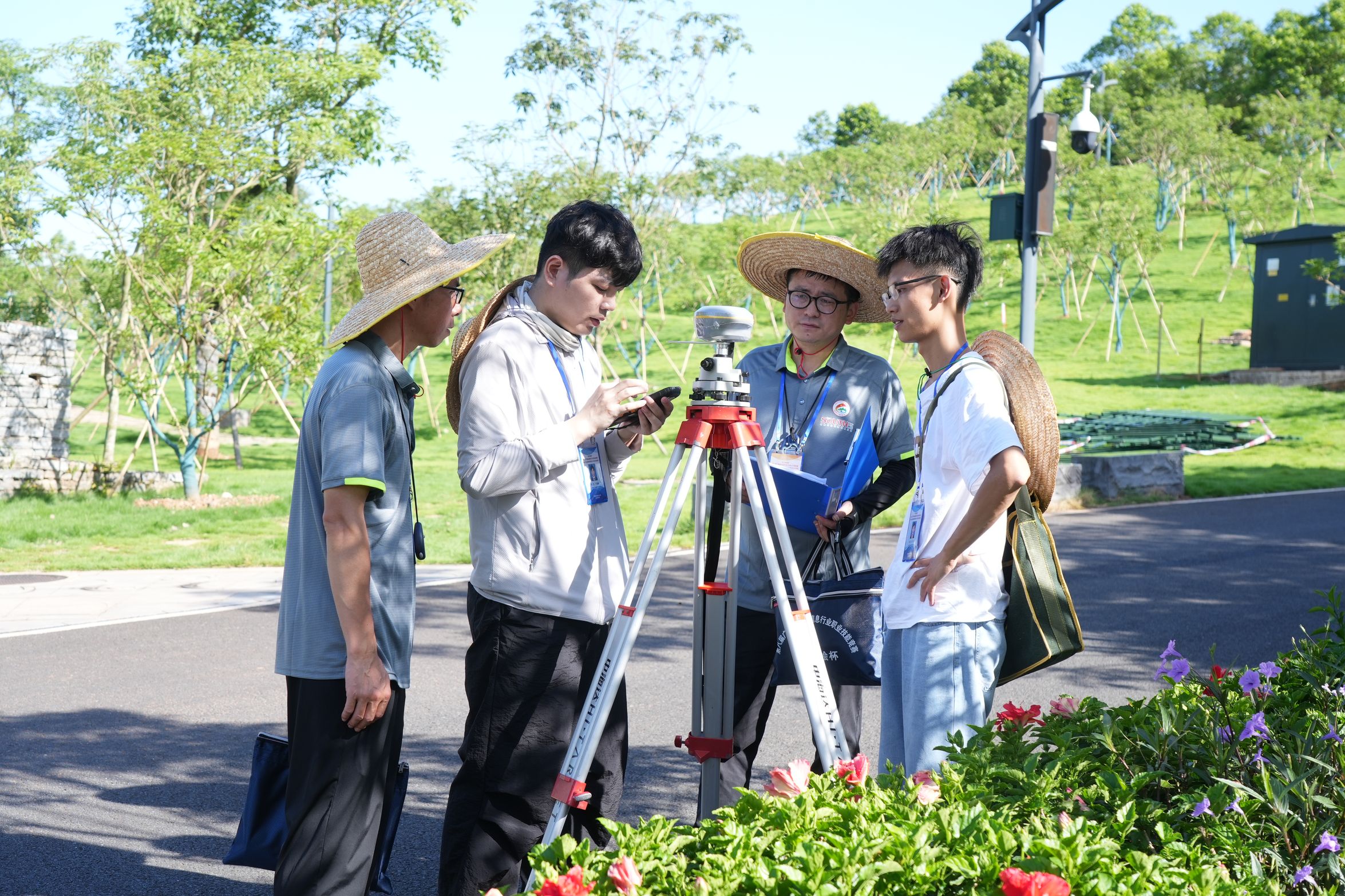 3.參賽選手在進行外業(yè)數(shù)據採集（陳楚靜 攝）.JPG