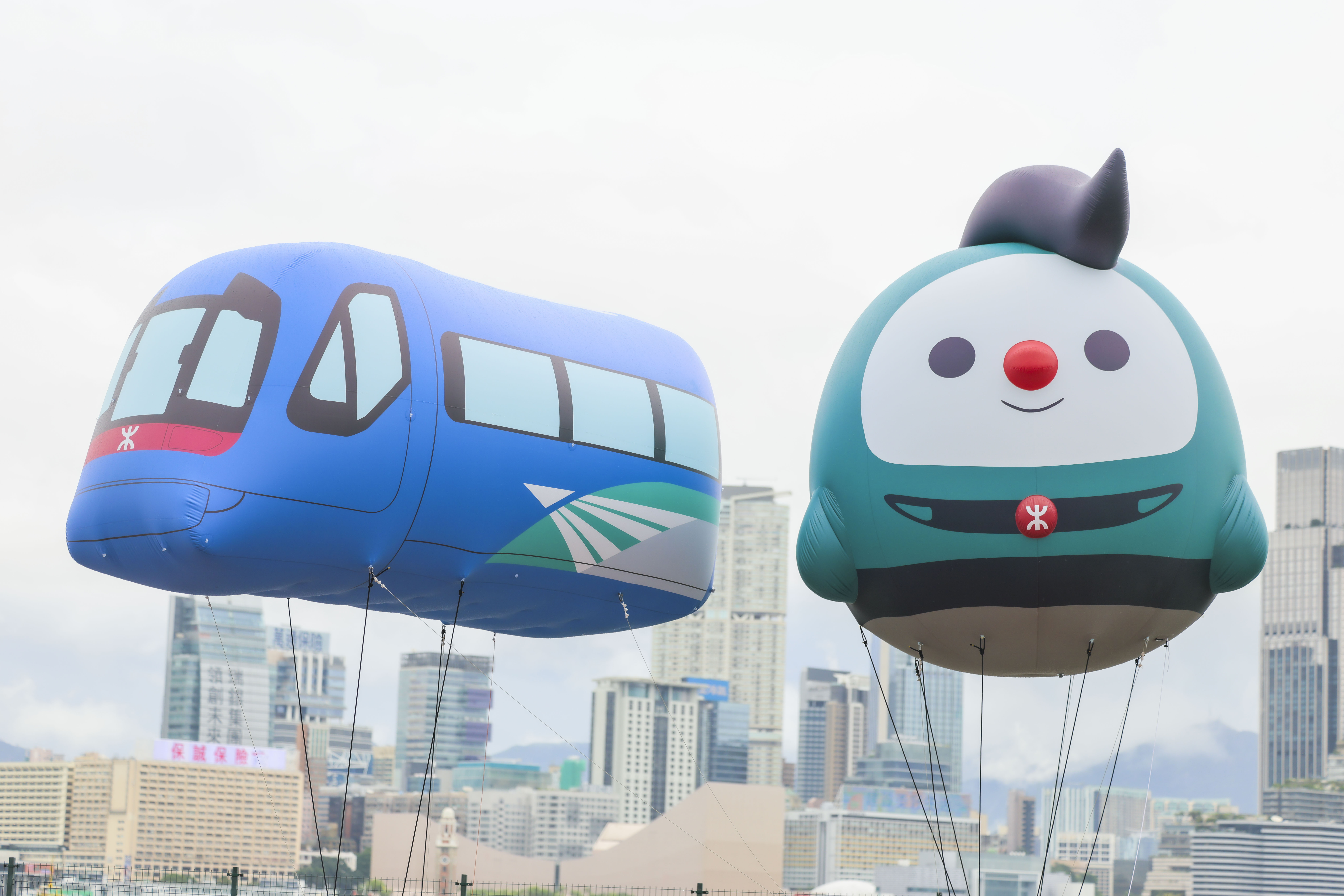 「飛天小列車」園區(qū)設(shè)有兩對好拍檔，分別為約三米高的「『飛天』高鐵隊長@動感號」及「『飛天』機(jī)鐵仔@機(jī)場快線列車」懸浮充氣裝置打卡點(diǎn) (2).JPG