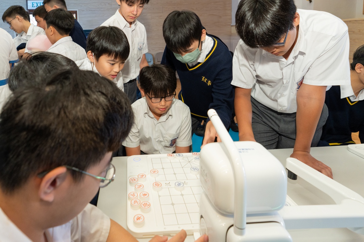 10同學挑戰(zhàn) AI 中國象棋機械人.jpg