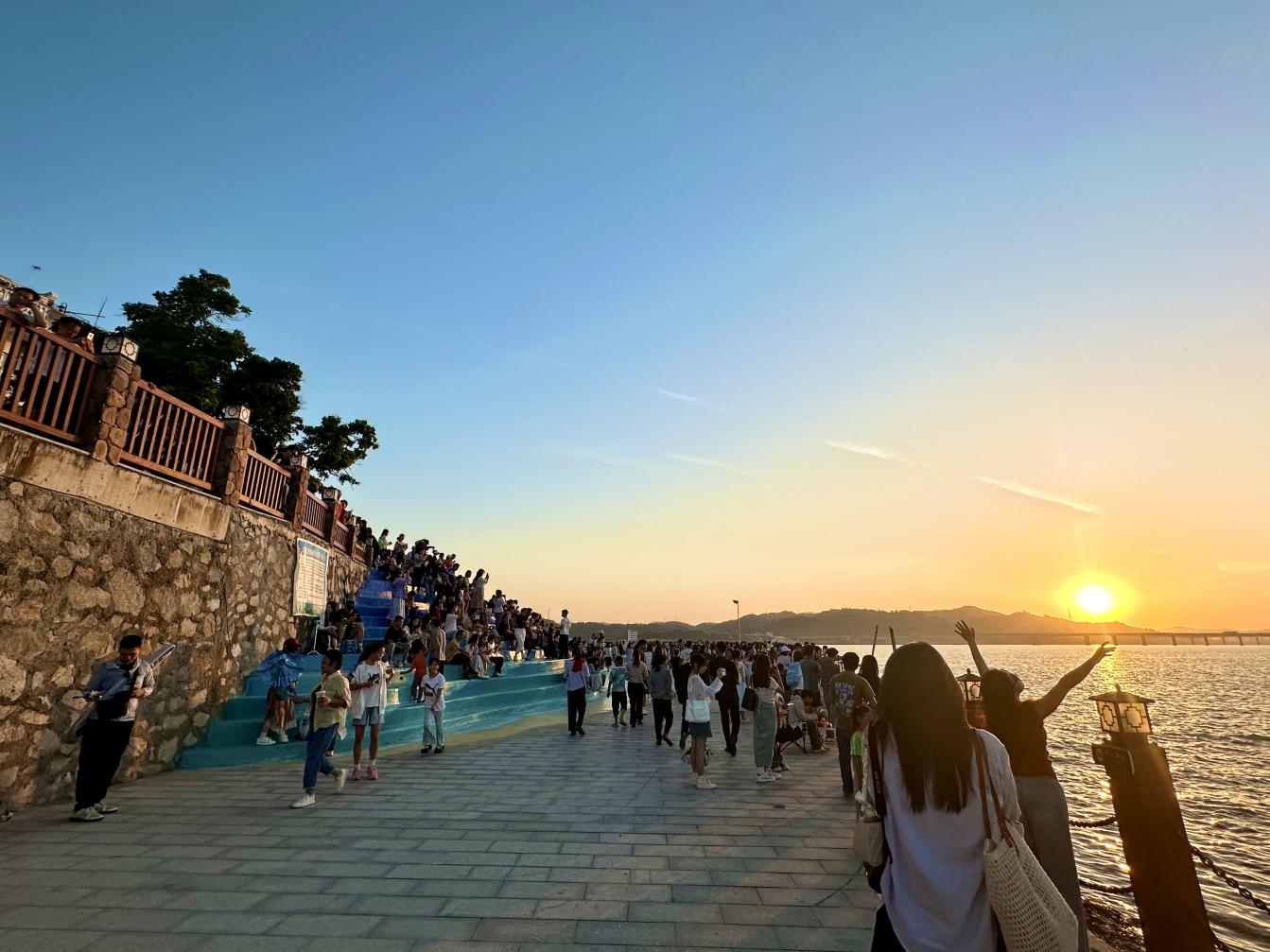 游客在梧州市長(zhǎng)洲區(qū)泗洲島鄉(xiāng)村旅遊區(qū)觀賞日落。長(zhǎng)洲區(qū)文體旅局 供圖.jpg