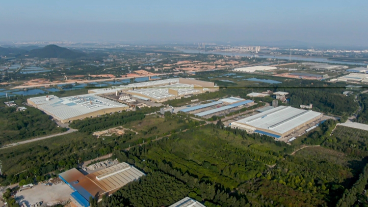 鋁遊家大灣區(qū)生產(chǎn)基地。佔地面積約6.5平方公里，具備鋁材、鋼結(jié)構(gòu)、混凝土等一站式供應(yīng)鏈_副本.jpg