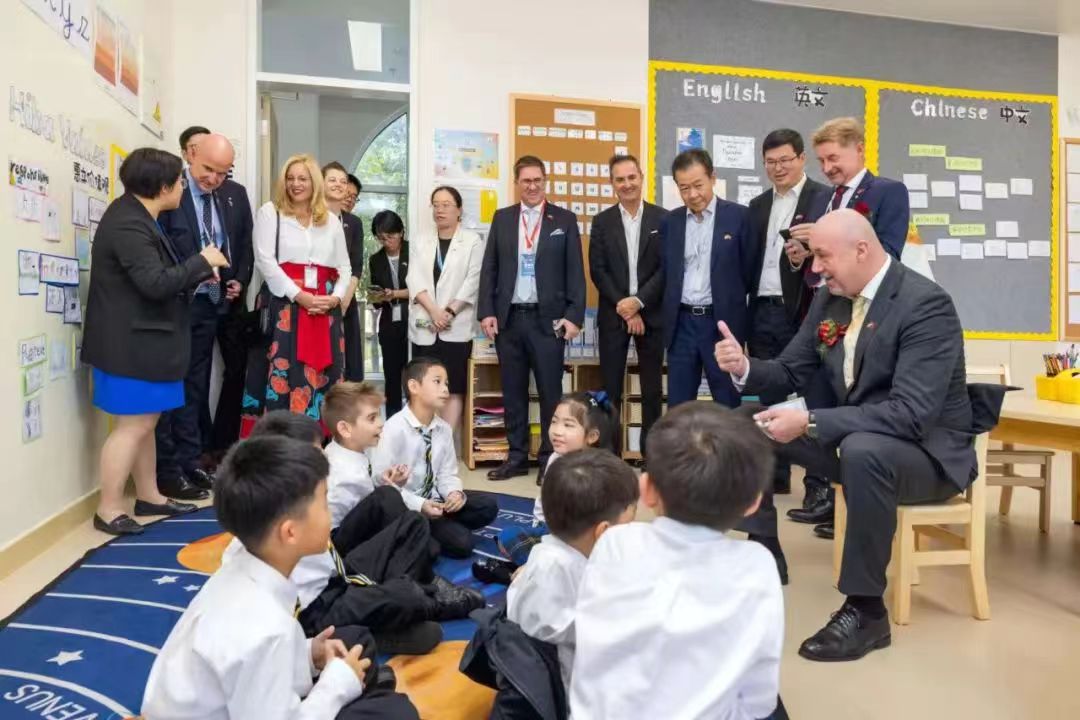 圖2：10月11日，奧地利韋爾斯市代表團(tuán)在蘇錫通園區(qū)惠立學(xué)校參觀。.jpg