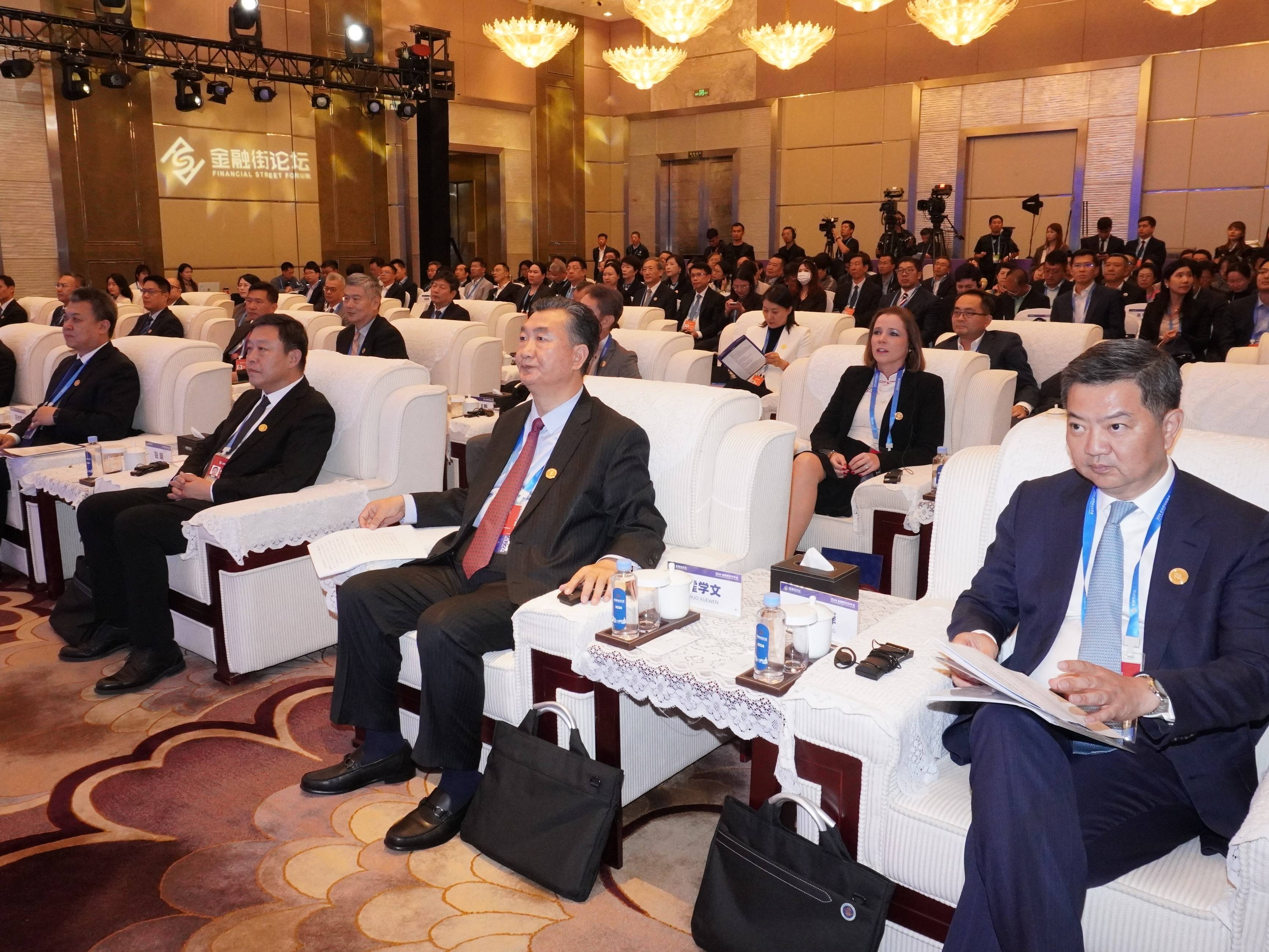 圖片6：500余名中外嘉賓出席論壇，聚焦當前經(jīng)濟金融熱點話題.jpg