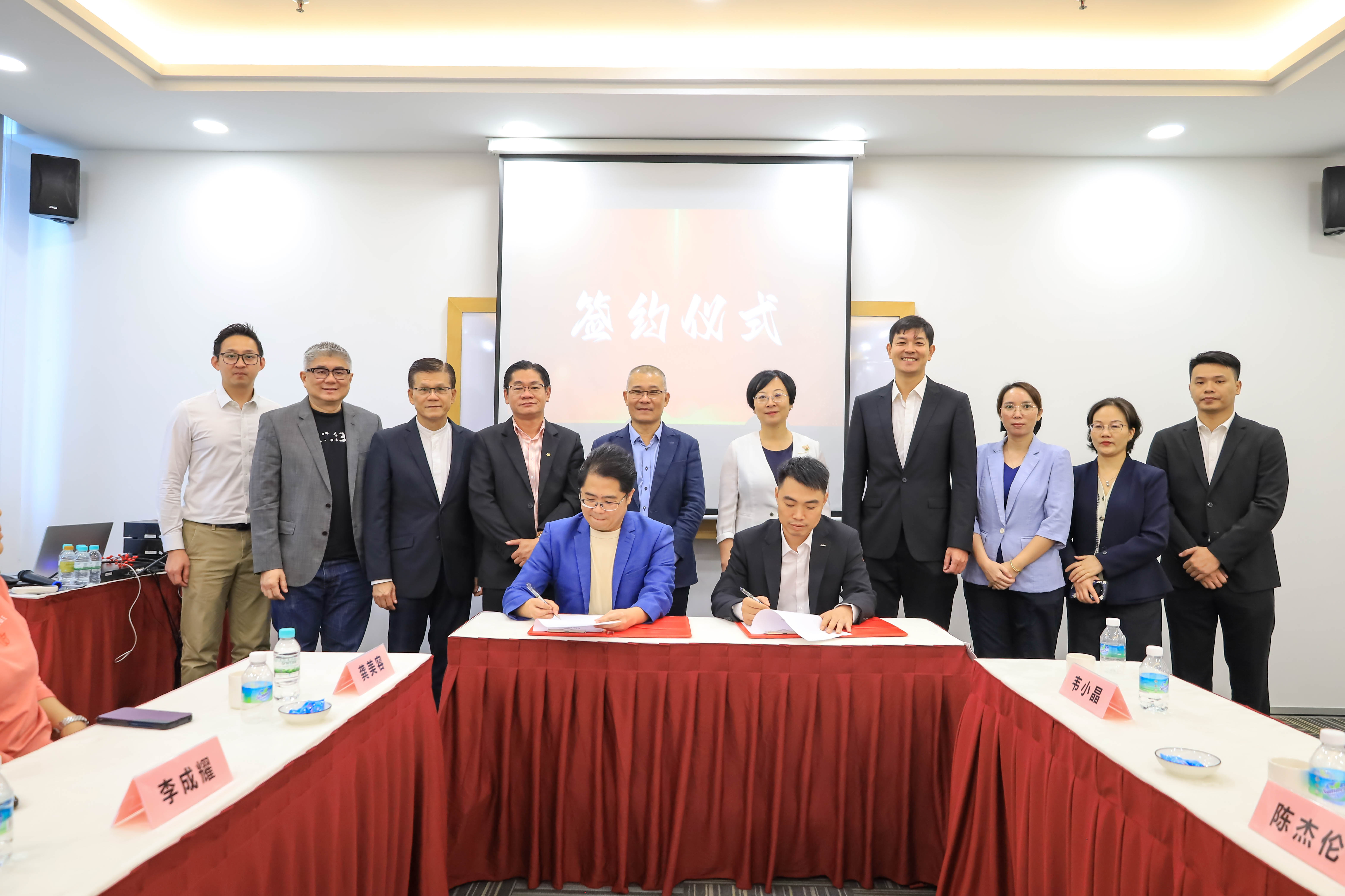 2.簽約儀式現(xiàn)場(容縣融媒體中心 供圖).jpg