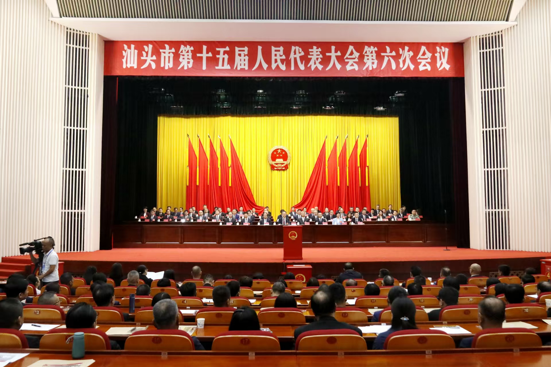 汕頭市第十五屆人民代表大會(huì)第六次會(huì)議在市委機(jī)關(guān)會(huì)堂召開(kāi)。（方淦明 攝）.jpg