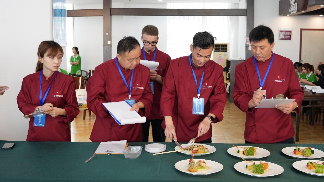 4、國內(nèi)裁判和國外裁判共同進行菜品評審（南寧職業(yè)技術(shù)大學(xué)融媒體中心 供圖）.jpg