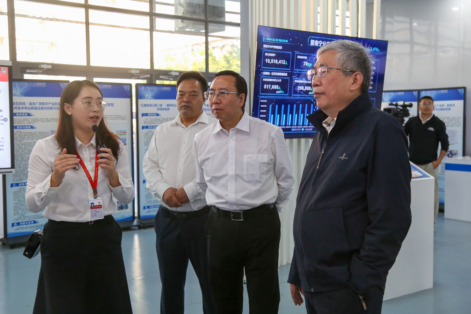 4.南寧職業(yè)技術(shù)大學(xué)黨委書(shū)記蹇興超陪同張平院士在學(xué)校的人工智能學(xué)院考察指導(dǎo)。（南寧職業(yè)技術(shù)大學(xué) 供圖）.jpg