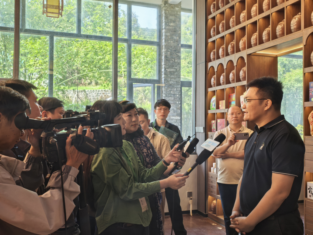 3. 蒼梧縣委副書記馬士成接受採風團記者採訪(劉崢 攝)_編輯.jpg