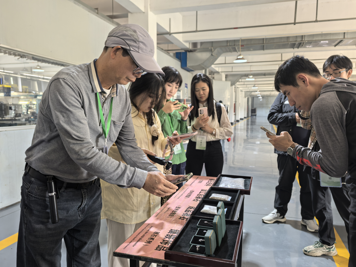 4. 參觀莫桑鑽加工車間_編輯.jpg