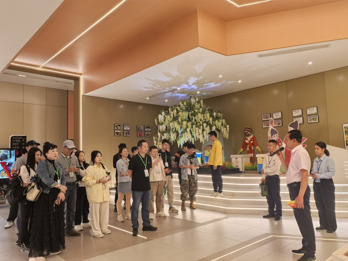 5.採風團一行到訪梧州甜蜜家生態(tài)蜂業(yè)園(劉崢 攝)_編輯.jpg