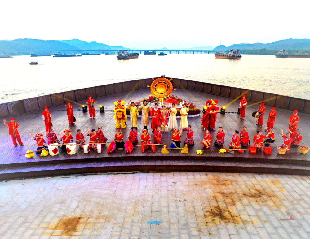 2、獨(dú)具民俗風(fēng)情的疍家”水上婚禮“劉崢  攝_編輯.jpg