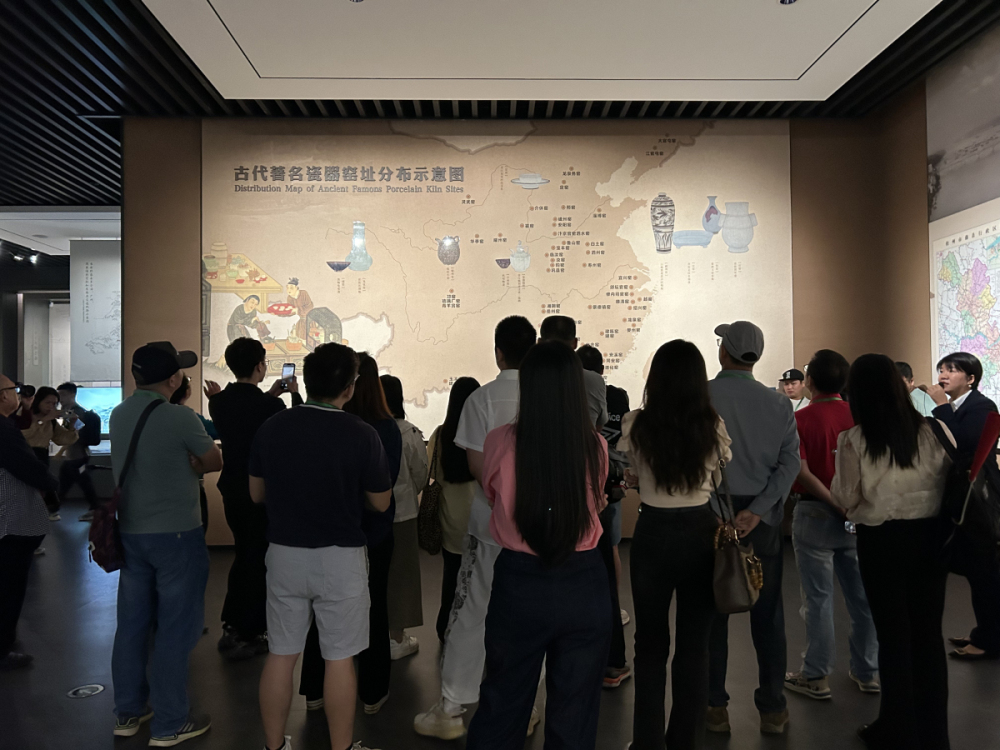 4、采風(fēng)團(tuán)參觀藤縣博物館    馨瑤 攝_編輯.jpg