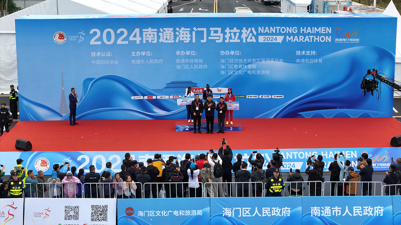 圖2：組委會為半程馬拉松項目女子組冠亞季軍獲得者頒獎。（趙振華攝）.jpg