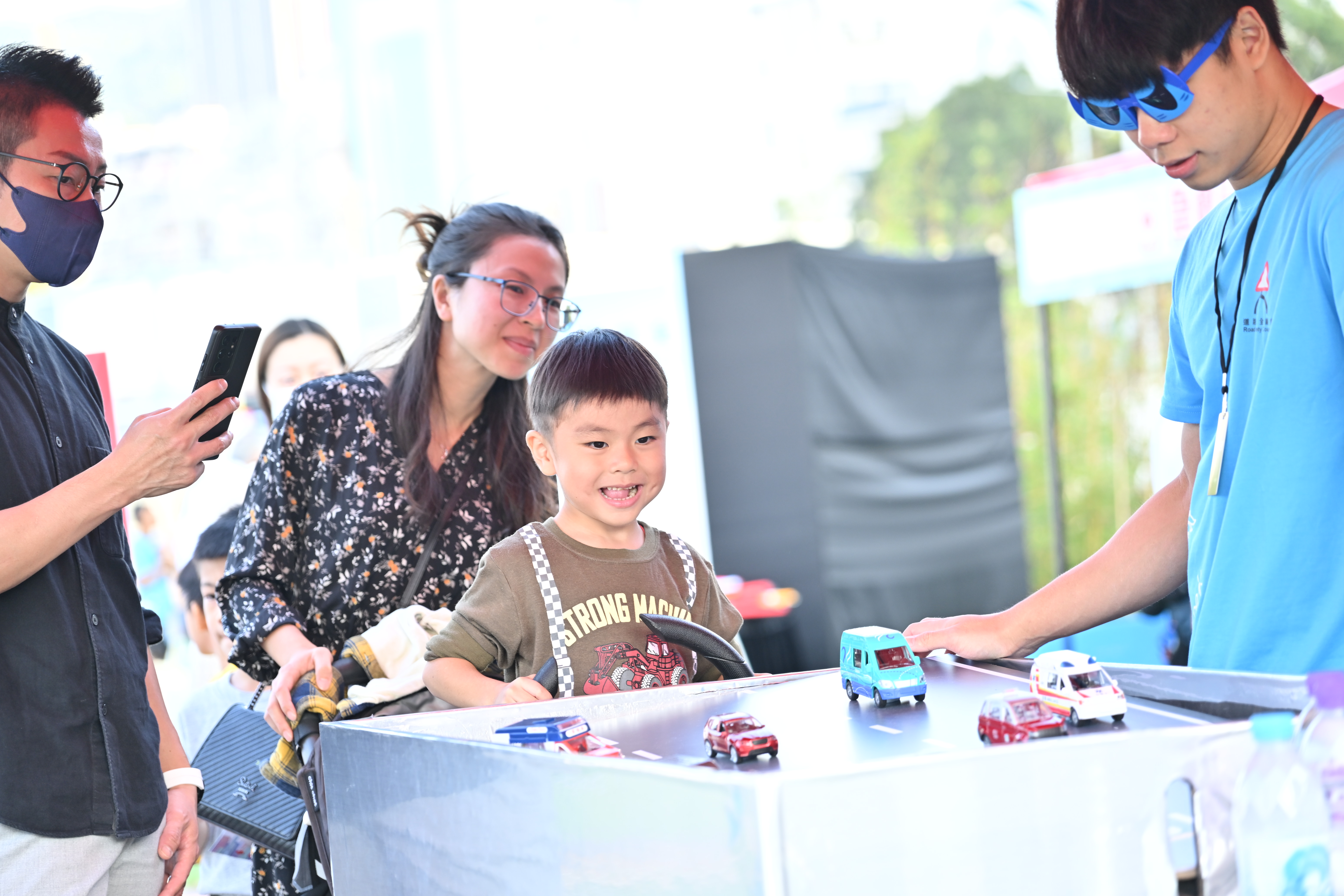 7. 嘉年華設(shè)有六大專區(qū)，有「留心蛋」打卡位外，更有充氣跳彈樂園、主題攤位遊戲、手作工作坊、電動車體驗及VR互動遊戲。.JPG