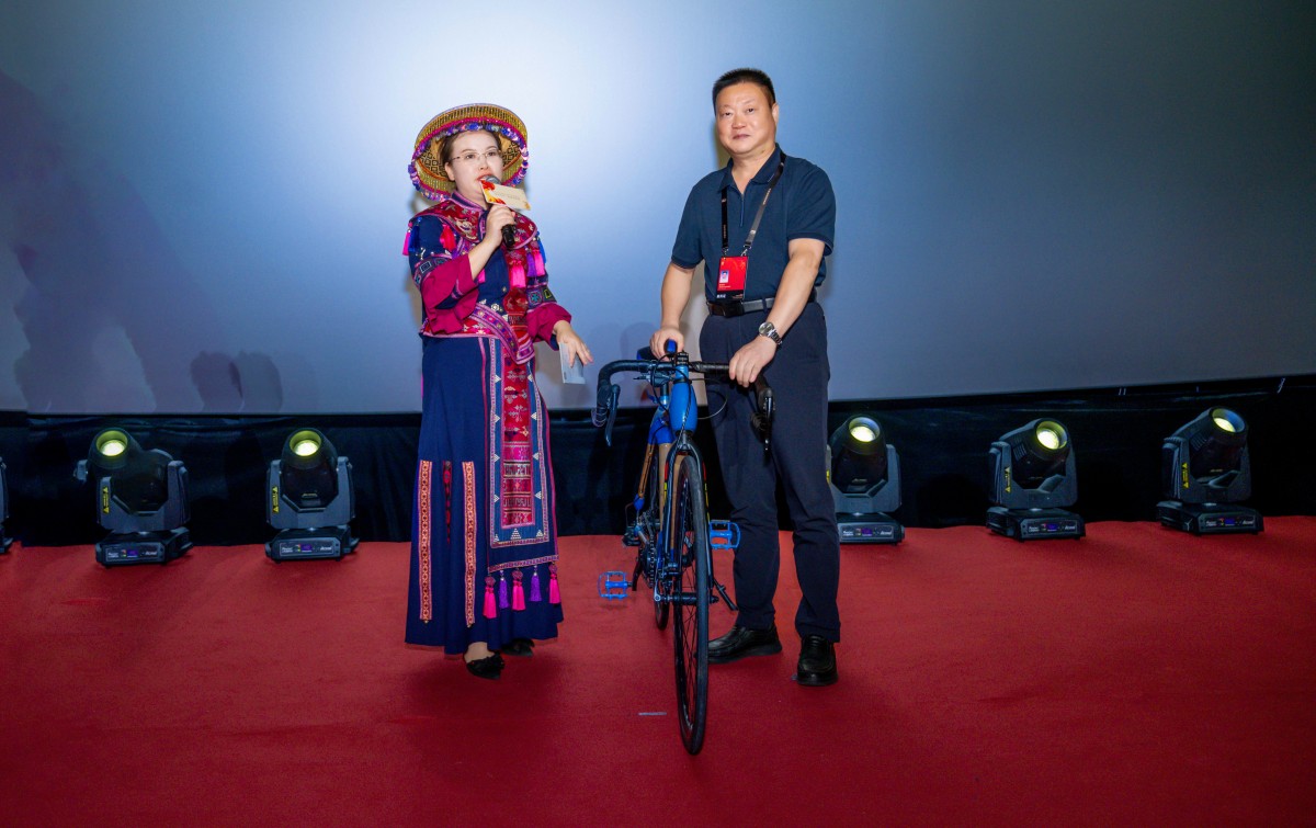 1、與主創(chuàng)人員一起敲響環(huán)江舞龍大鼓開(kāi)啟首映大賣。覃瀟藝·攝 (2).jpg