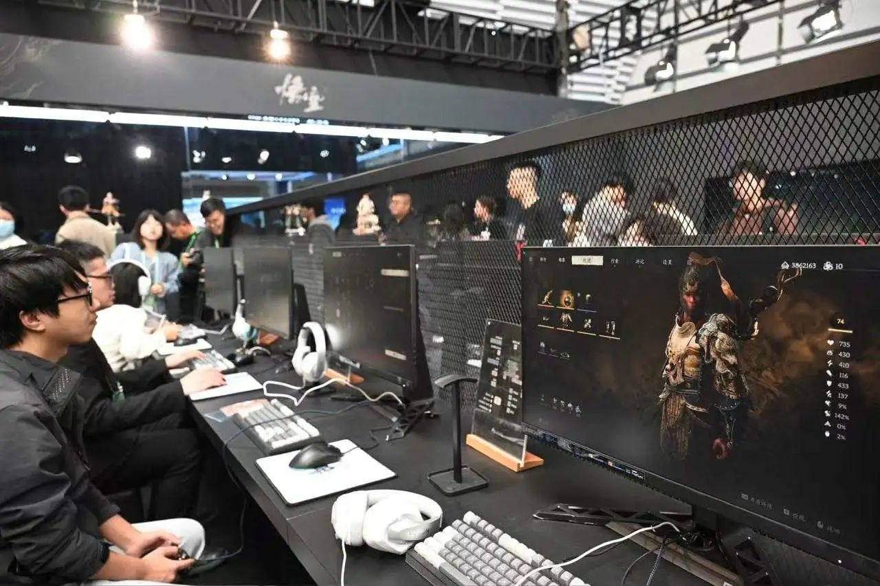 圖2圖說(shuō):遊戲科學(xué)《黑神話 悟空》展臺(tái)遊客現(xiàn)場(chǎng)體驗(yàn)首部國(guó)產(chǎn)3A遊戲大作。.jpg