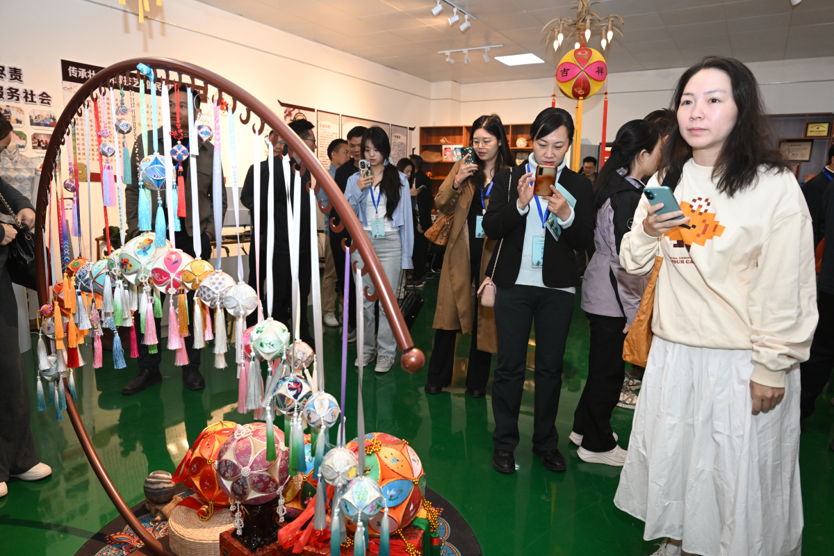 2、與會(huì)嘉賓參觀靖西市繡球文創(chuàng)產(chǎn)業(yè)。（周福寧  攝）.jpg