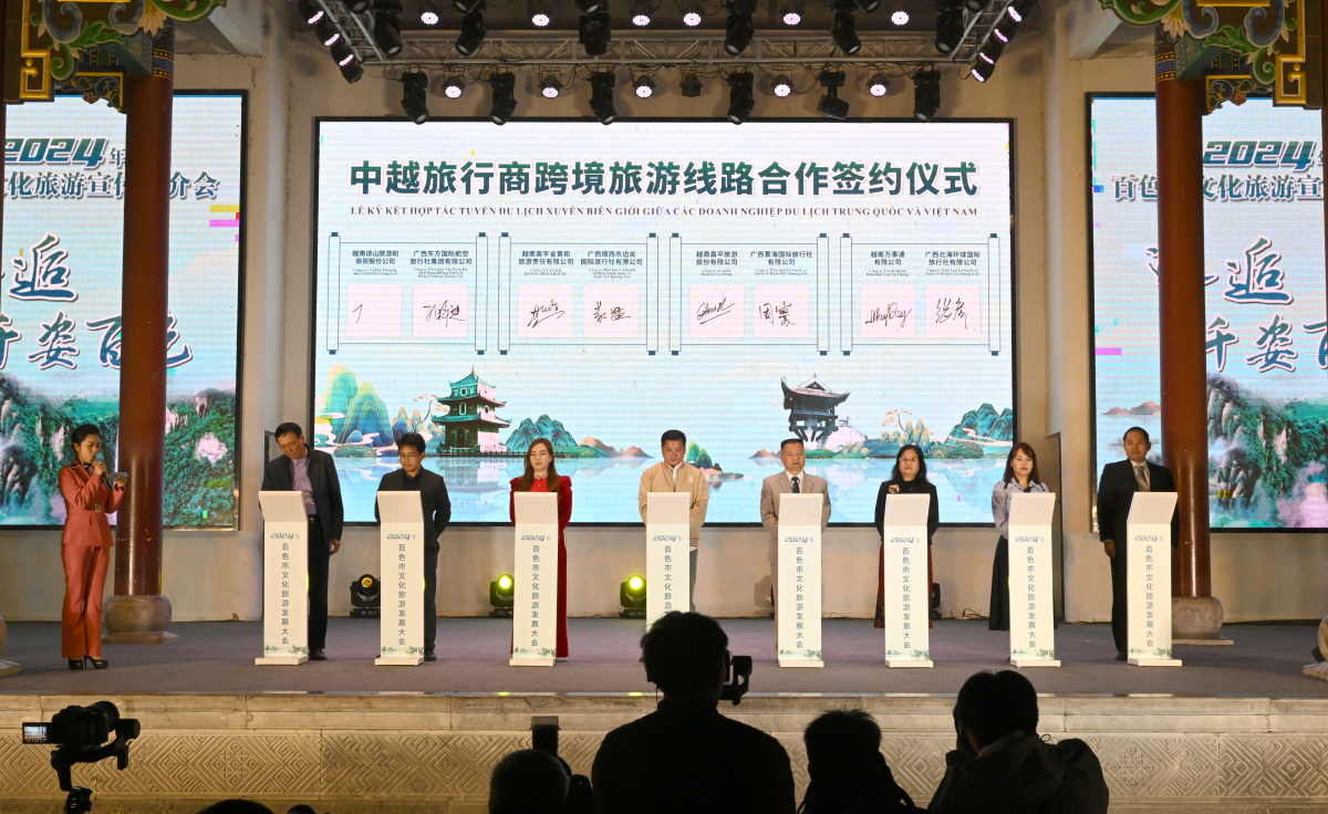 1、中越旅行商簽署跨境旅遊線路合作協(xié)議。（周福寧  攝）.jpg