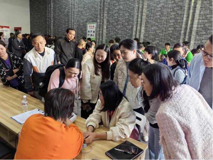 3.教職工們在科普展覽使用醫(yī)療檢測設備（朱典勤 攝）.jpg