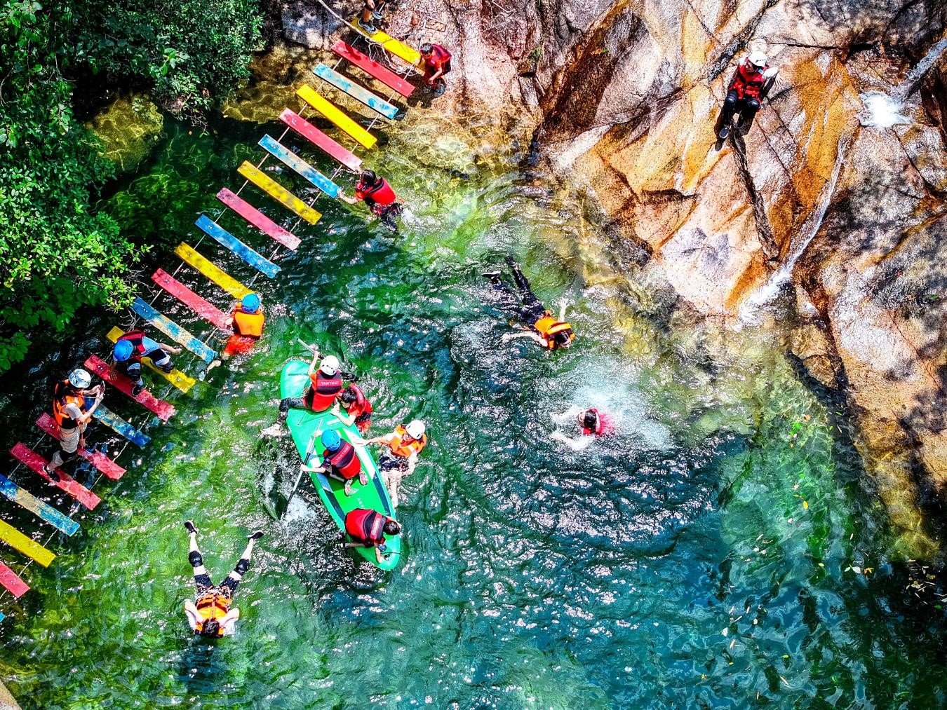 游客在九嶷山三分石景區(qū)樂享夏日清涼。李文 攝.jpg