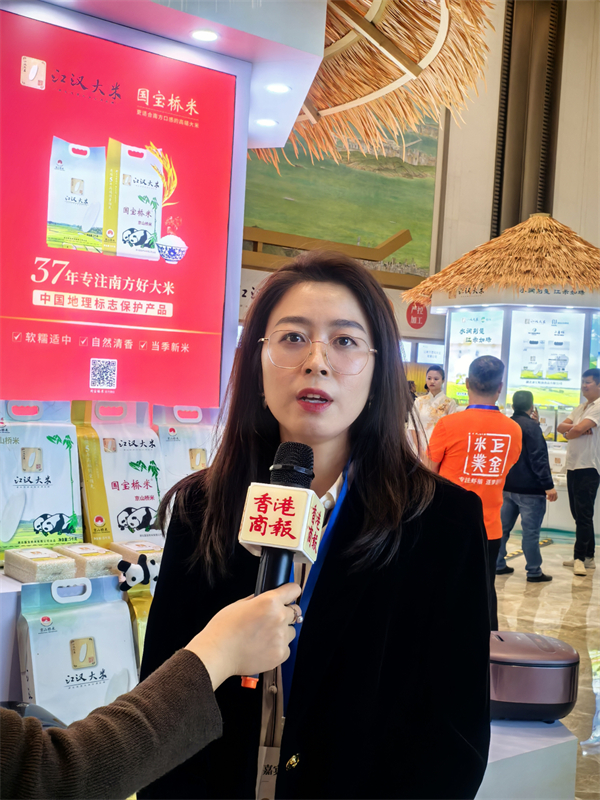6、湖北國(guó)寶橋米有限公司品牌部部長(zhǎng)周靜接受香港商報(bào)采訪.jpg