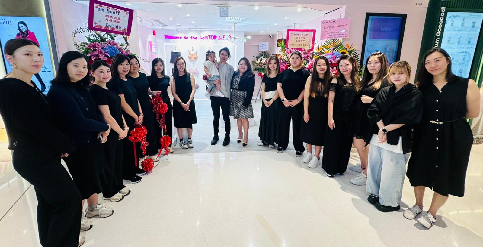 06_Hafina品牌開幕日，Sorry姐家人及全體員工合照。.jpg