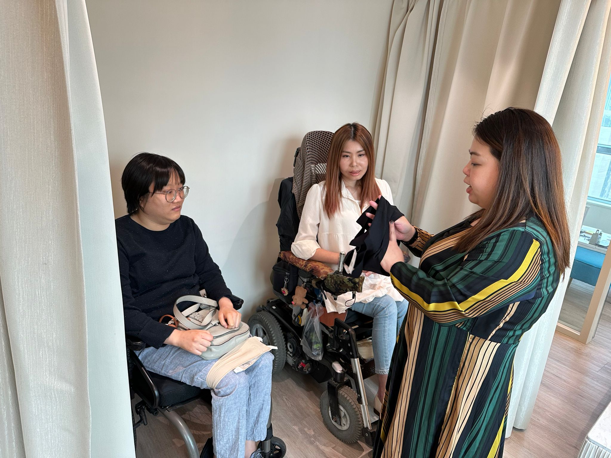 04_Sorry姐全力為輪椅人士尋找合適的內(nèi)衣。 .jpg