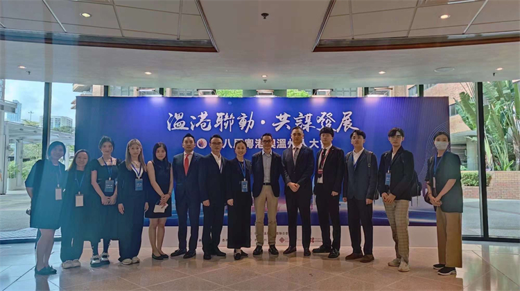 這個(gè)下面的文字寫： 鄭穎帶領(lǐng)香港溫州青年會(huì)參與組織2023年溫港論壇，促進(jìn)兩地交流。.jpg