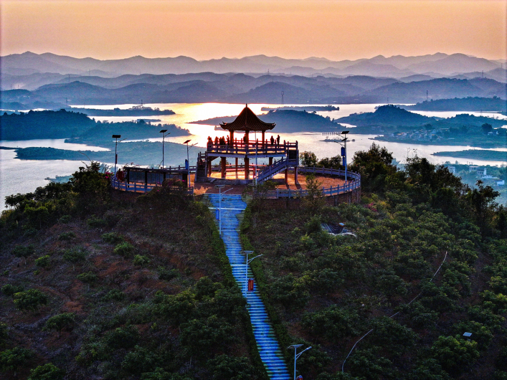 3、右江區(qū)澄碧湖芒果產(chǎn)業(yè)（核心）示範區(qū)（喻湘泉 攝）.jpg