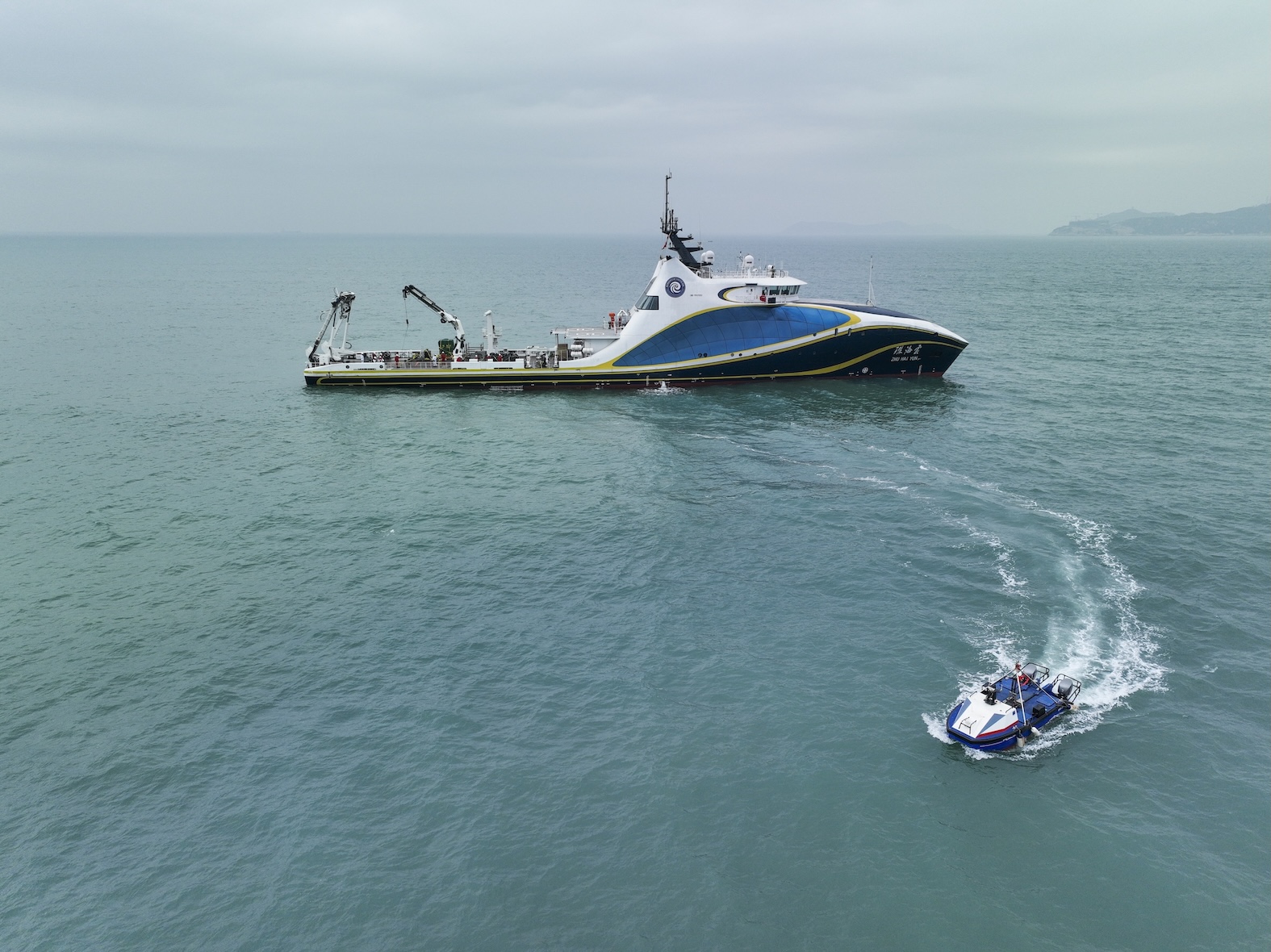 2、全球首艘智能型無人系統(tǒng)科考母船“珠海雲(yún)”。南方海洋實驗室供圖.jpg