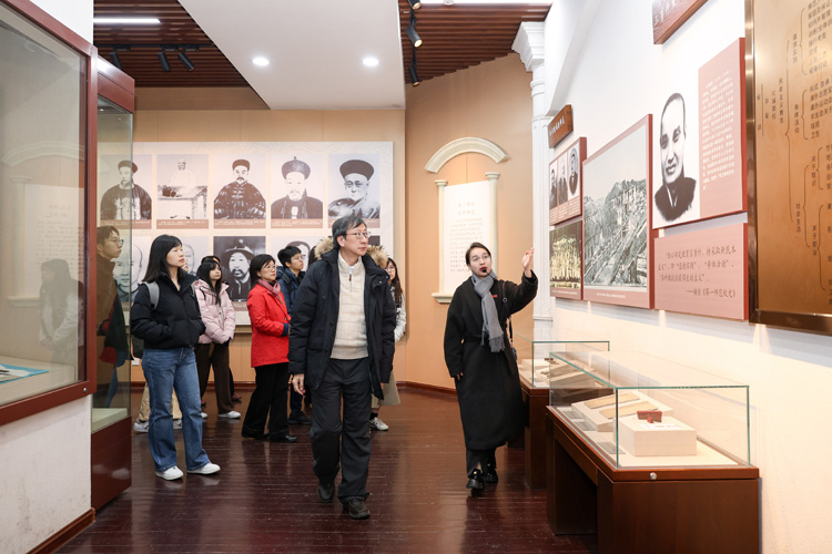 03 參觀第一師範校史展廳.jpg