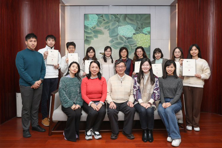 09 校長李子建教授為先導(dǎo)課程學生頒發(fā)證書.jpg