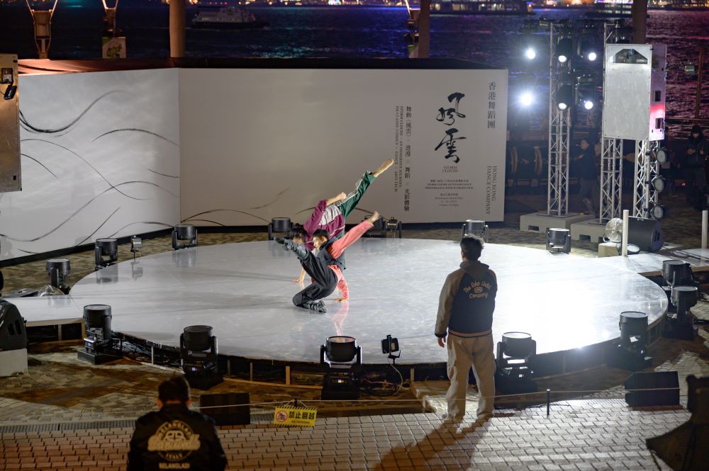 舞動《風(fēng)雲(yún)》戶外3D光影舞蹈表演 - 8米寬巨型「劍池」及catwalk舞臺.jpg