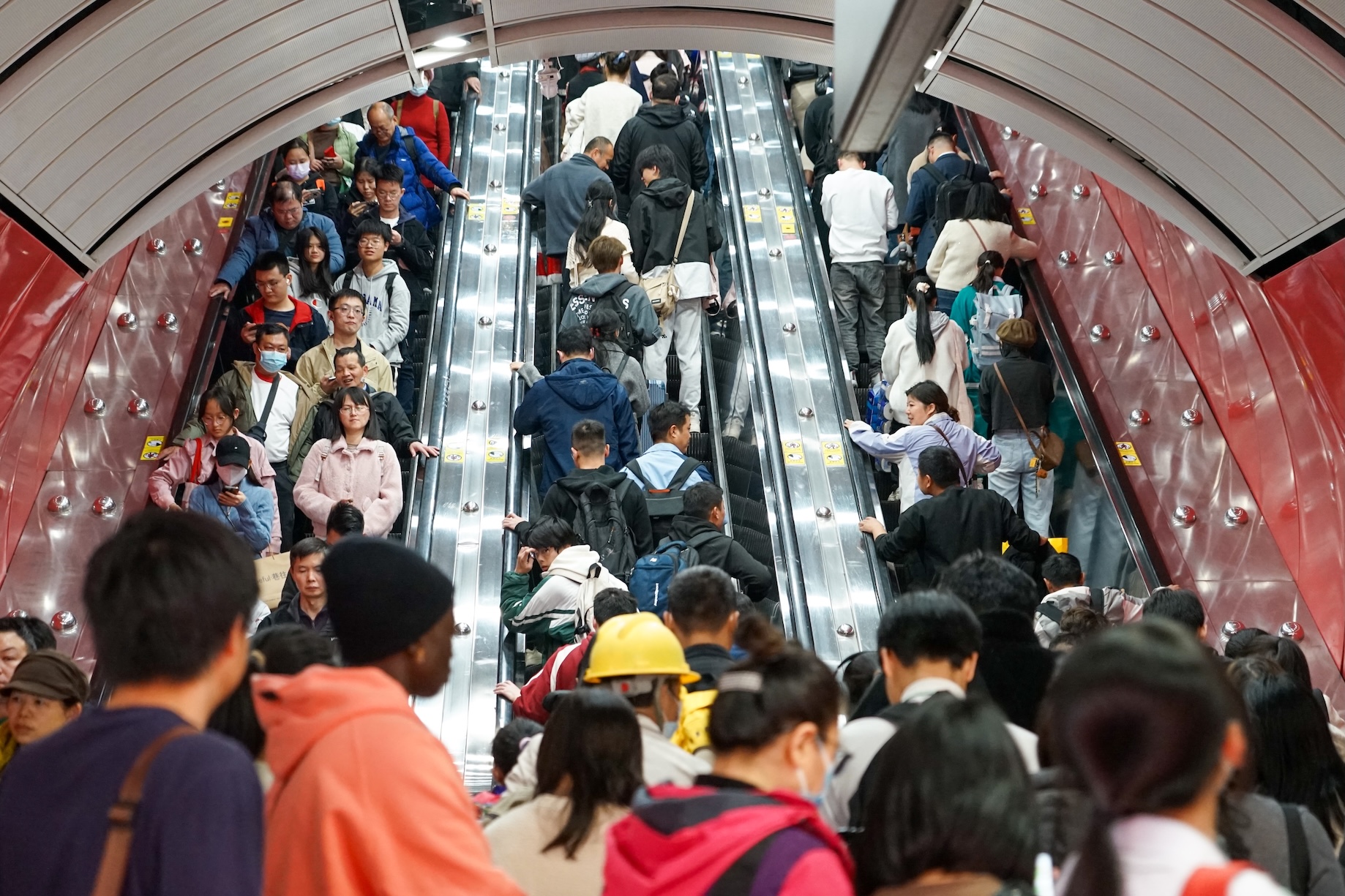 春運首日地鐵客流 鄧志聰攝.jpg