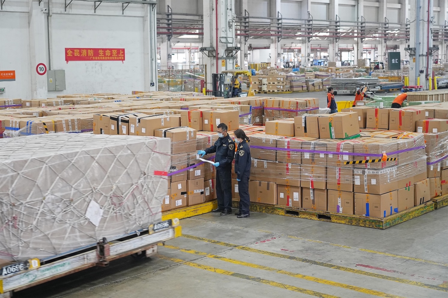 圖為：廣州海關(guān)所屬?gòu)V州白雲(yún)機(jī)場(chǎng)海關(guān)關(guān)員對(duì)進(jìn)出口貨物開(kāi)展巡倉(cāng)監(jiān)管.jpg