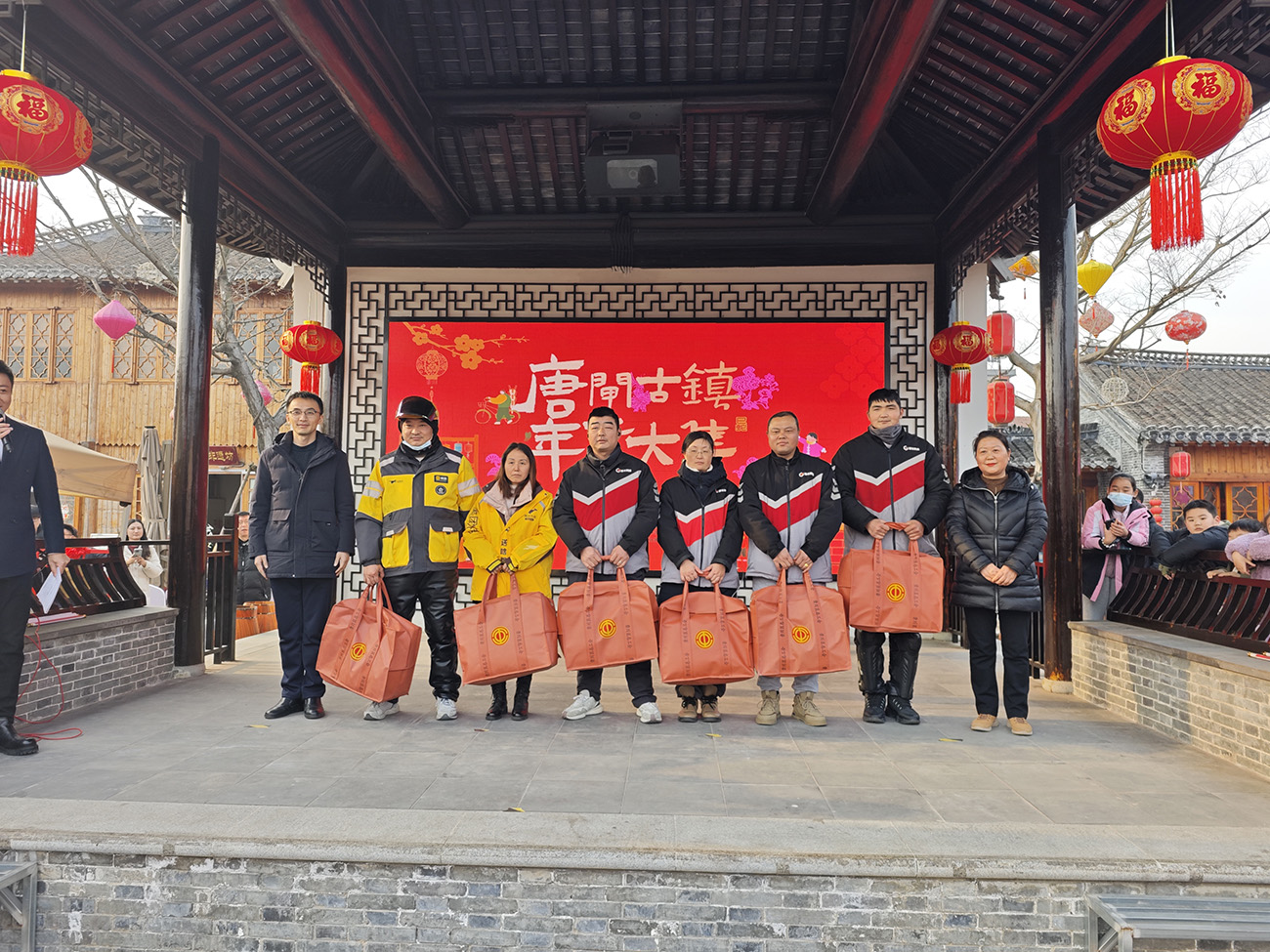 圖2：市集上，崇川區(qū)向快遞小哥等新業(yè)態(tài)群體代表送上新春大禮包。.jpg