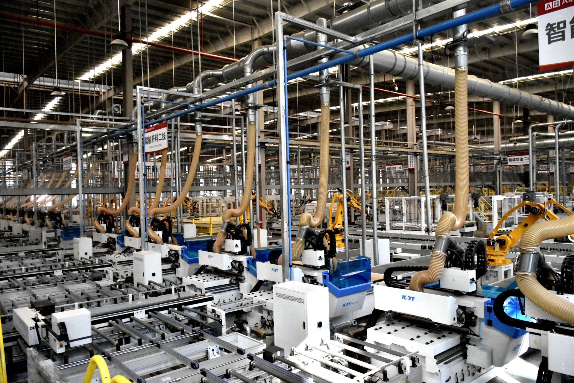 配圖1:自動化設備正在進行開料作業(yè) 張欣苑 攝.jpg