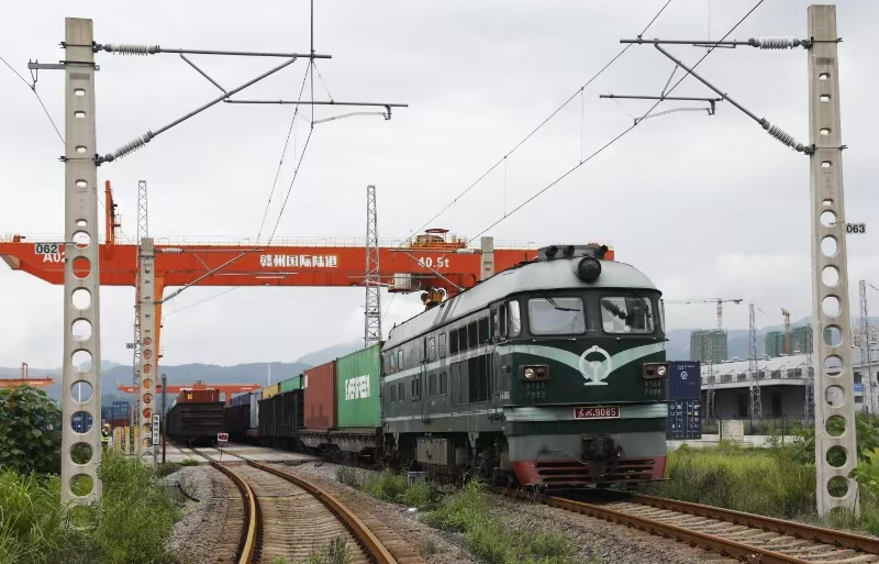 圖1：一趟班列裝載貨物駛出贛州國際陸港。楊曉明 攝.png