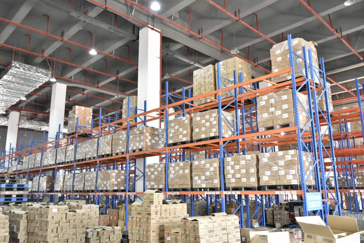 圖2：集拼倉內(nèi)，貨物堆滿貨架。張欣苑 攝.png