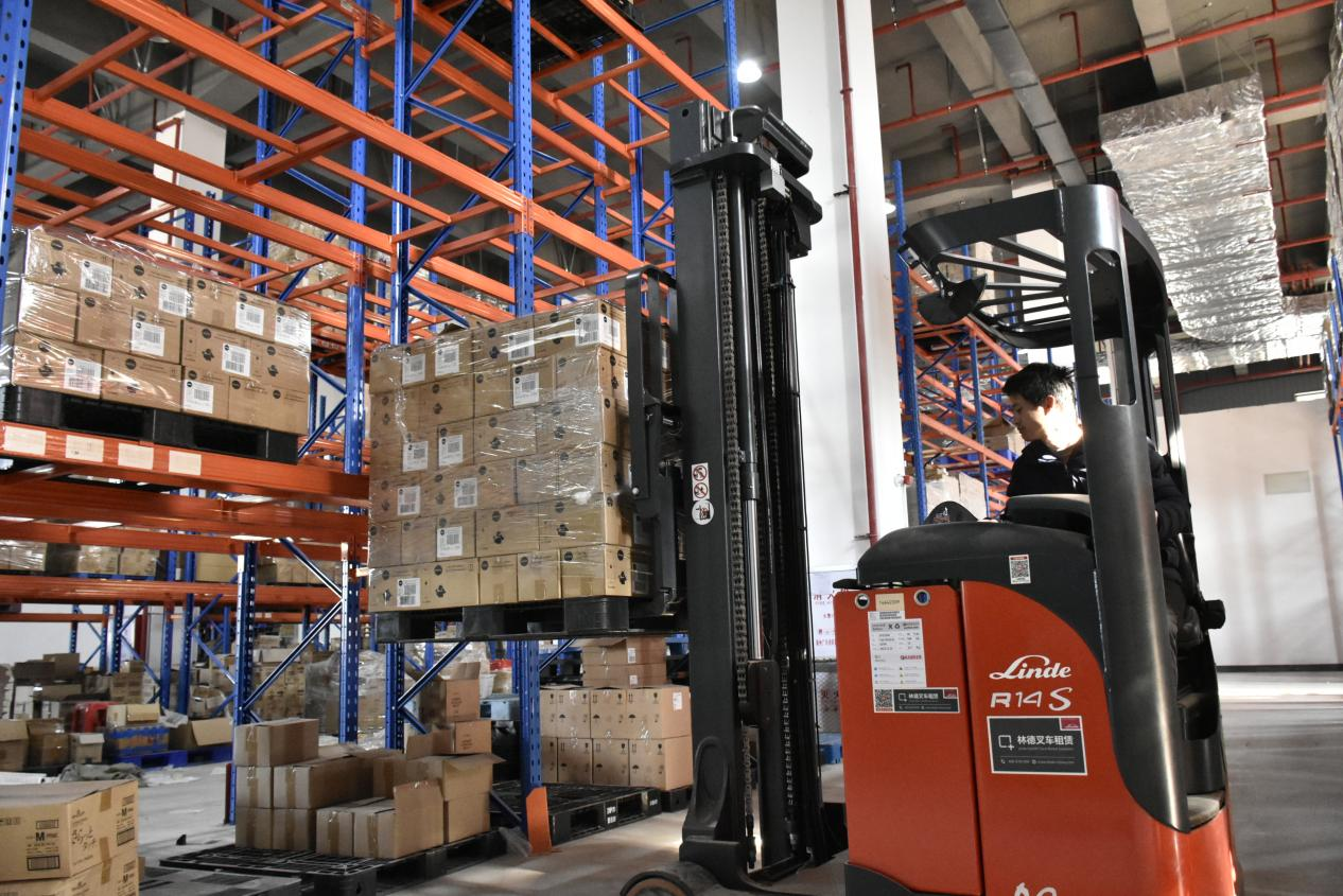 圖3：理貨人員用叉車取貨。張欣苑 攝.png