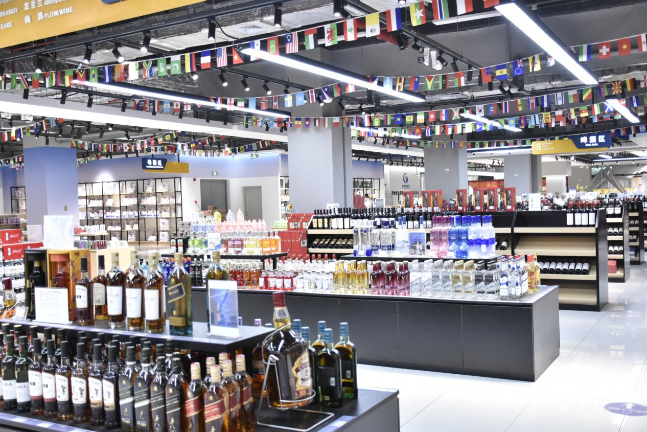 圖1：來自全球各地的商品琳瑯滿目。張欣苑 攝.png