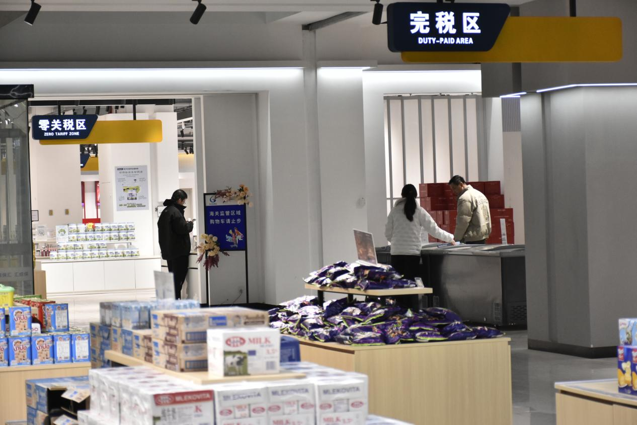 圖2：消費者在選購心儀商品。張欣苑 攝.png