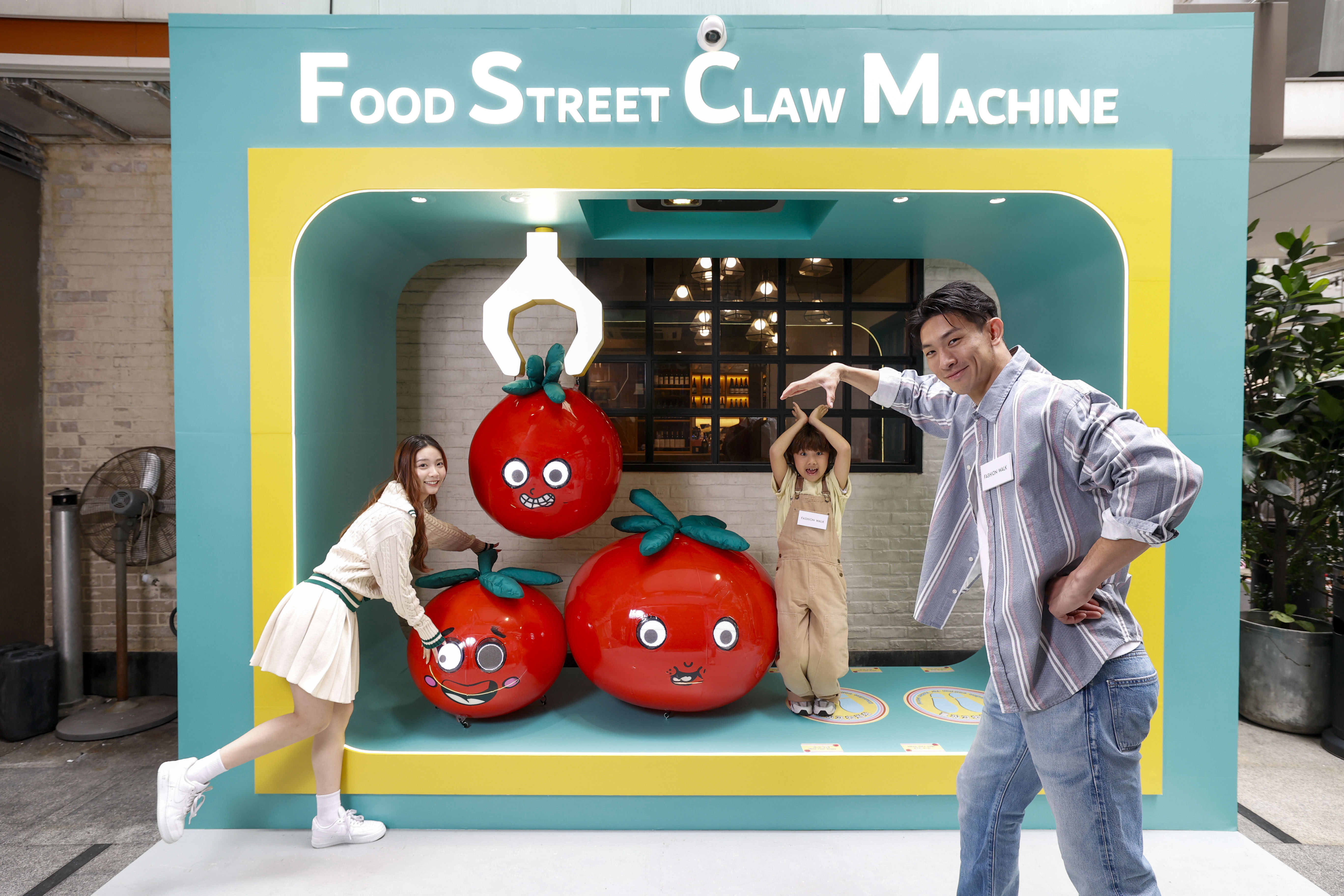 CHEER-FOOD STREET 暢遊．食佳_06.CHEER-TOMATO 蕃茄夾公仔機(jī) (3).JPG