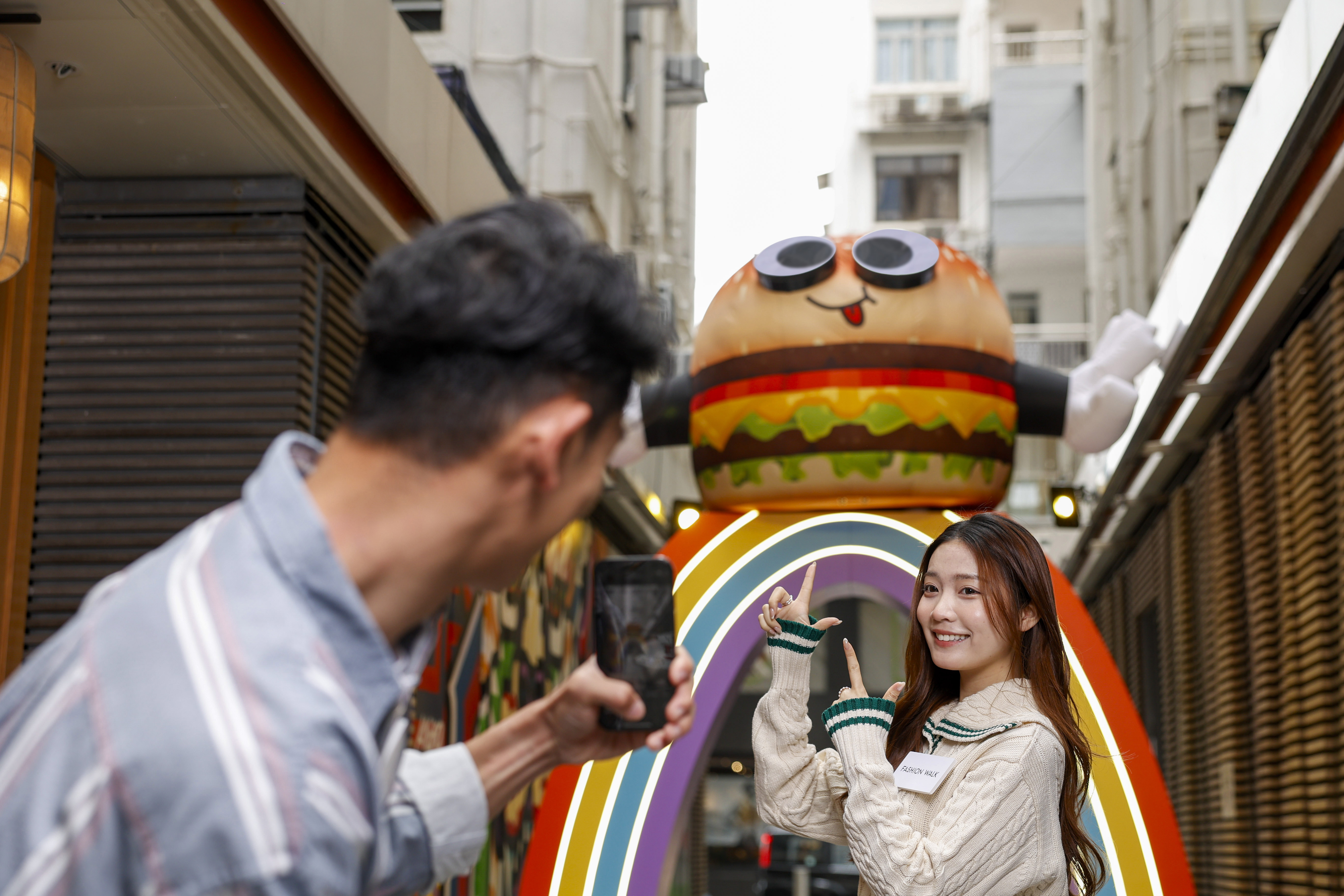 CHEER-FOOD STREET 暢遊．食佳_03.CHEER-BURGER漢堡隧道(4).JPG