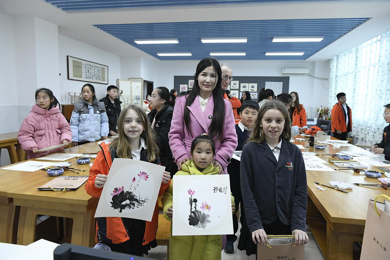 圖2：意大利學(xué)生體驗(yàn)水墨畫。（陸建宇攝）.jpg