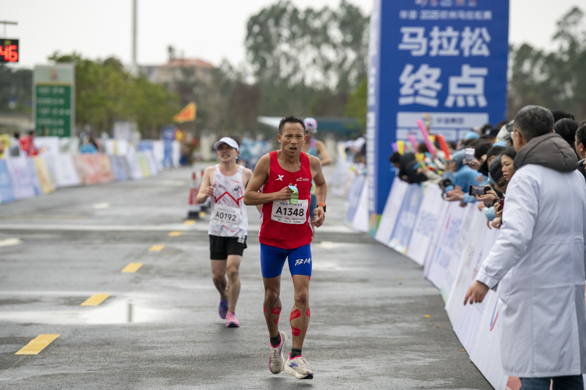 3、參賽選手衝刺終點（翟理強(qiáng) 攝）.jpg