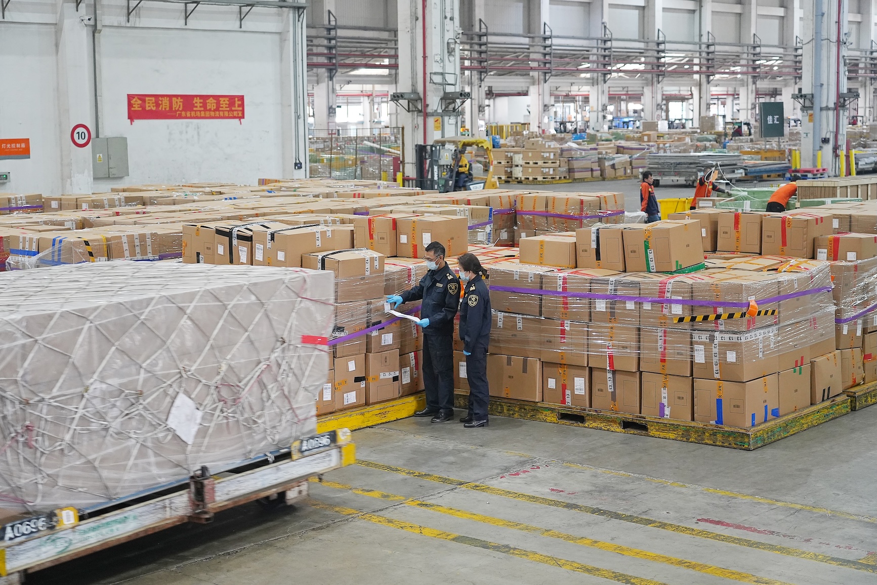 廣州海關(guān)所屬廣州白雲(yún)機場海關(guān)關(guān)員對進出口貨物開展巡倉監(jiān)管.jpg